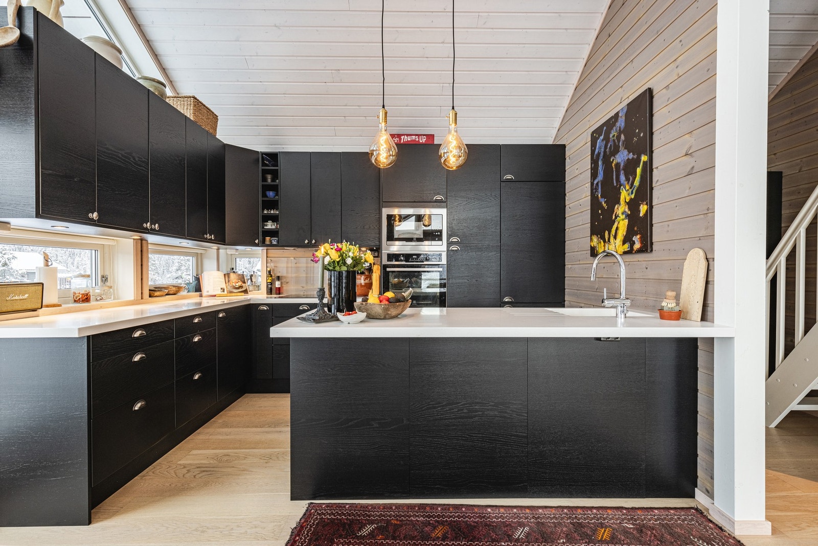 Delikat og påkostet kjøkken med hvitevarer av god kvalitet. Galleribilde