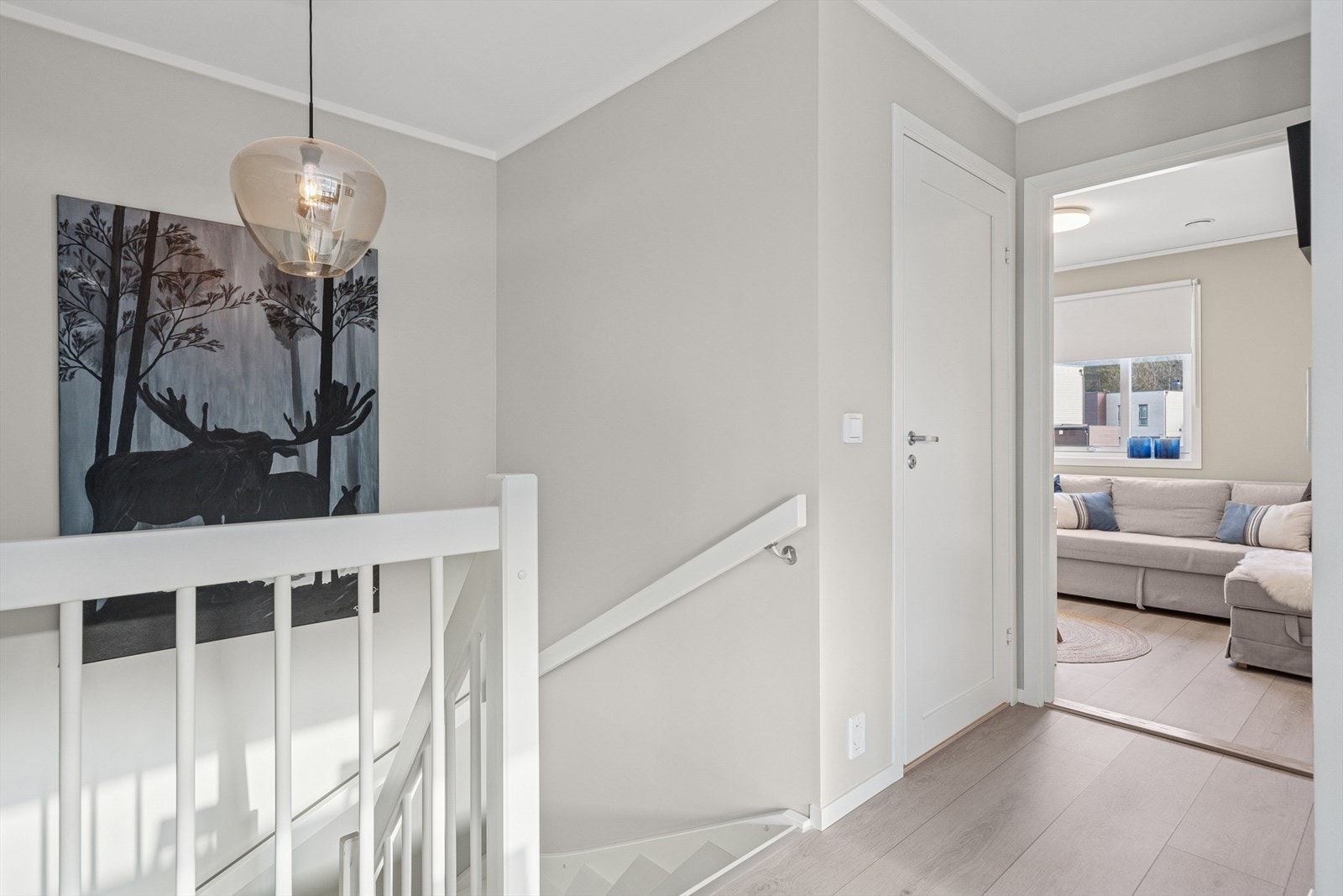 I boligens andre etasje finner du også et soverom og toalettrom. Galleribilde