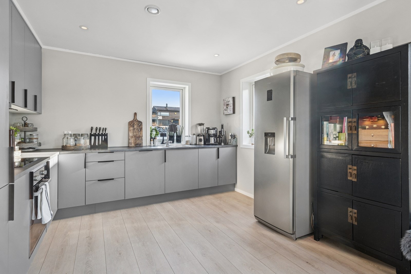 Innredningen er i malt utførelse og benkeplate i laminat. Galleribilde