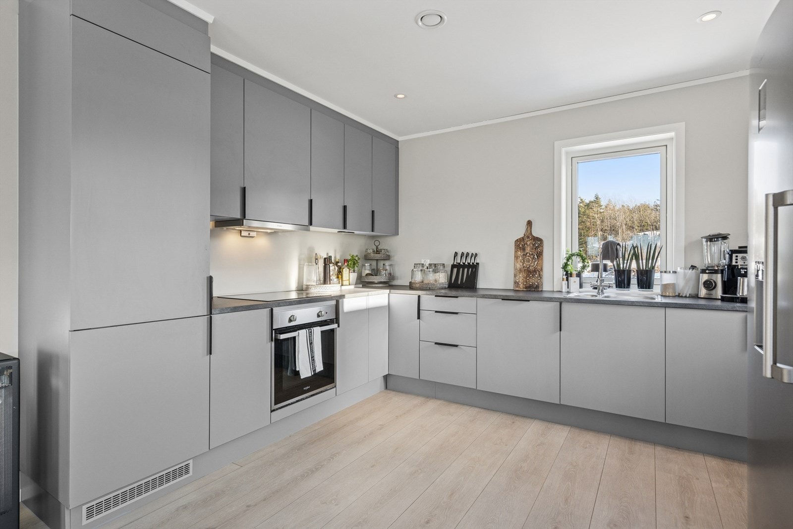 Kjøkkenet er innredet i en praktisk form med godt med skap- og oppbevaringsplass, og ligger i åpning til stuen som gjør rommet til et sosialt samlingspunkt ved besøk. Galleribilde