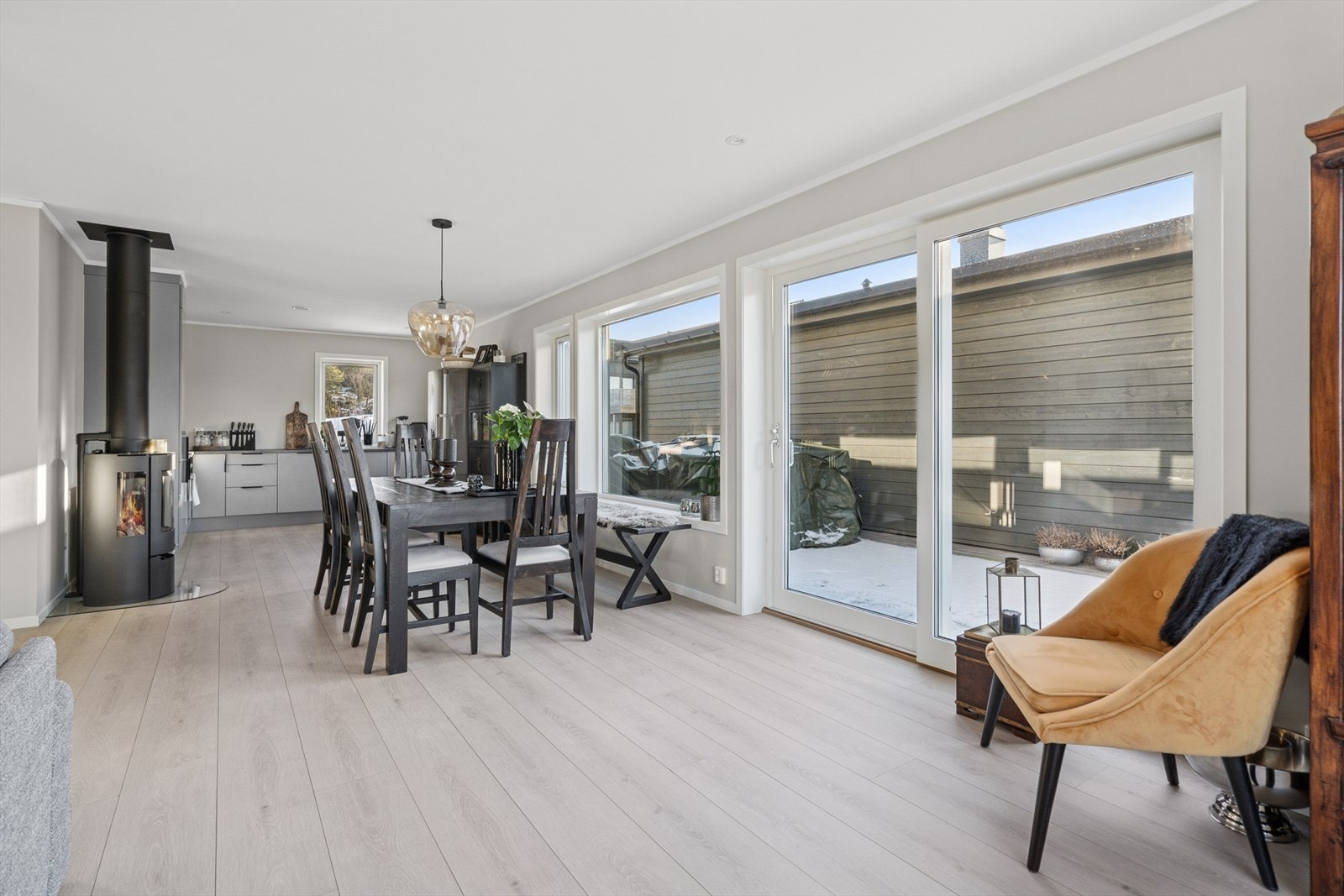 Det er åpen stue- og kjøkkenløsning som gjør rommet mer sosialt ved besøk. Galleribilde