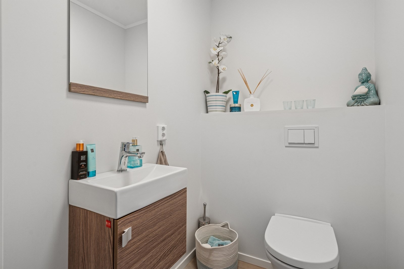 Toalettrommet er beliggende i andre etasje, praktisk til ved stuen. Rommet er utstyrt med servant og toalett. Et praktisk rom! Galleribilde