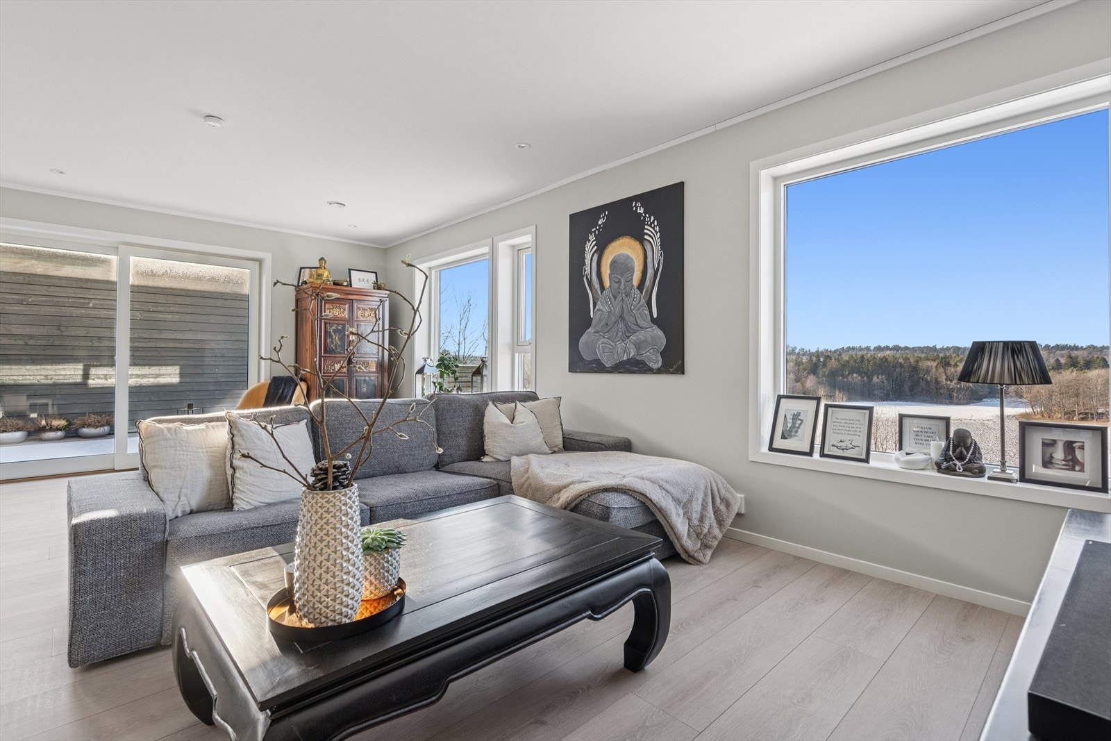 Fra sofakroken kan man nyte den flotte utsikten mot nabolaget. Galleribilde