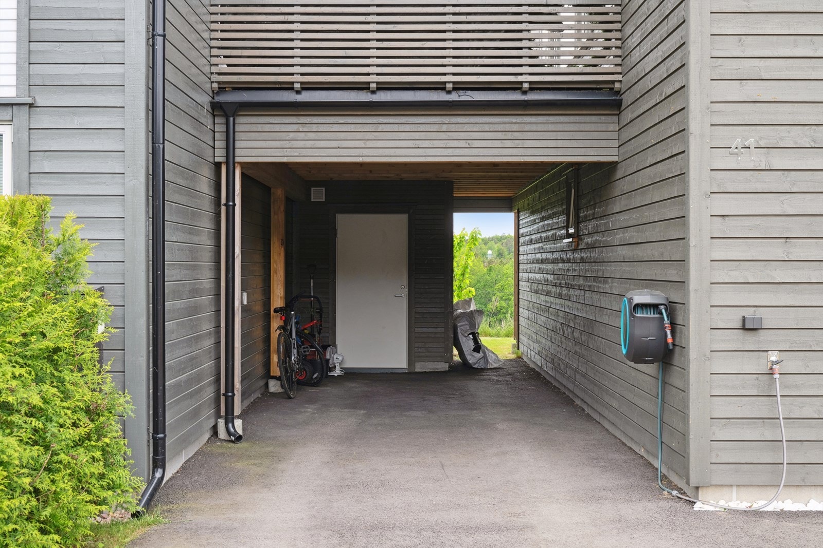 Her parkerer du på asfaltert gårdsplass rett ved døra. Egen bod i carporten. Galleribilde