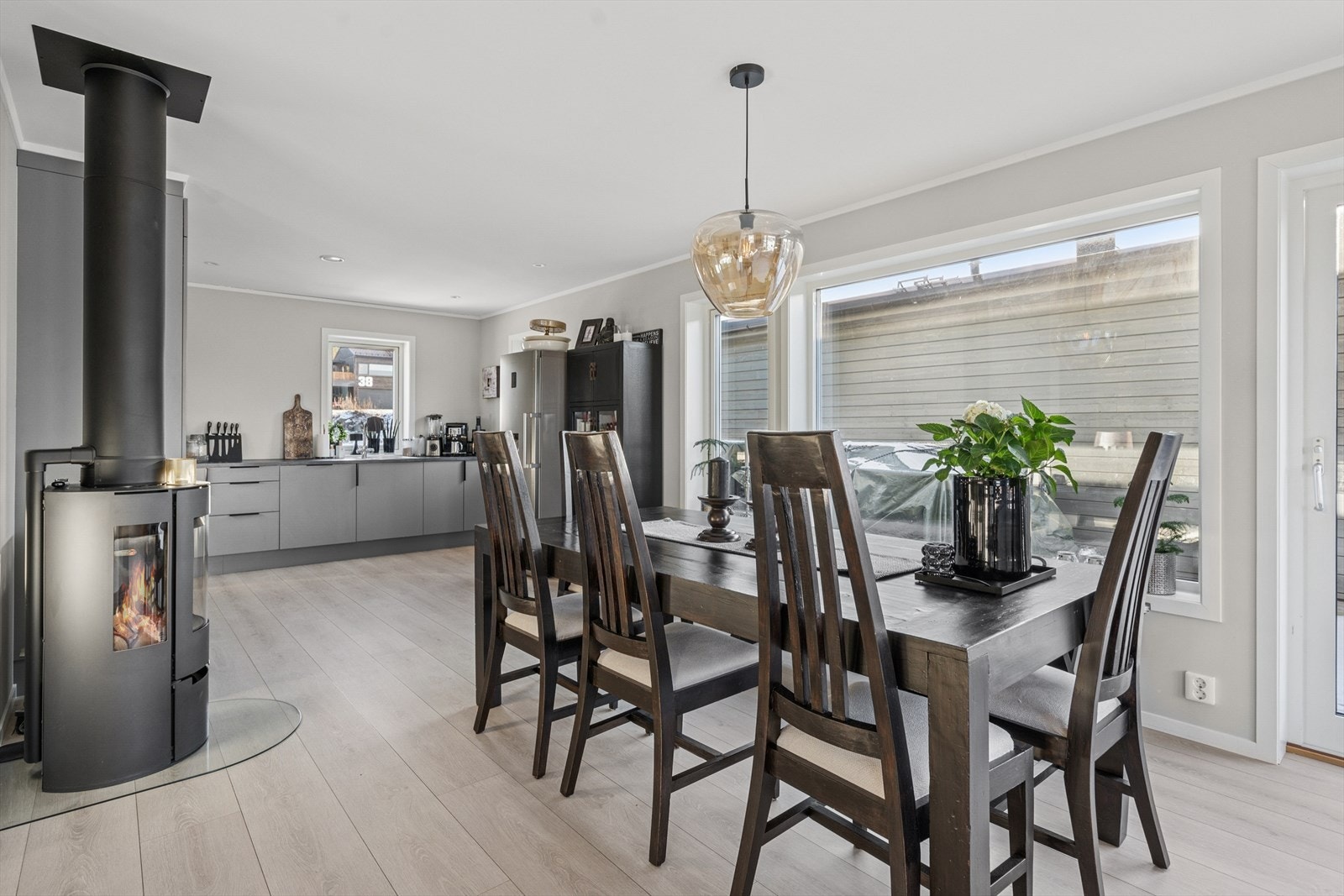 Videre er kjøkkenet utstyrt med plass til komfyr, koketopp, oppvaskmaskin og kjøleskap. Et moderne og pent kjøkken! Galleribilde