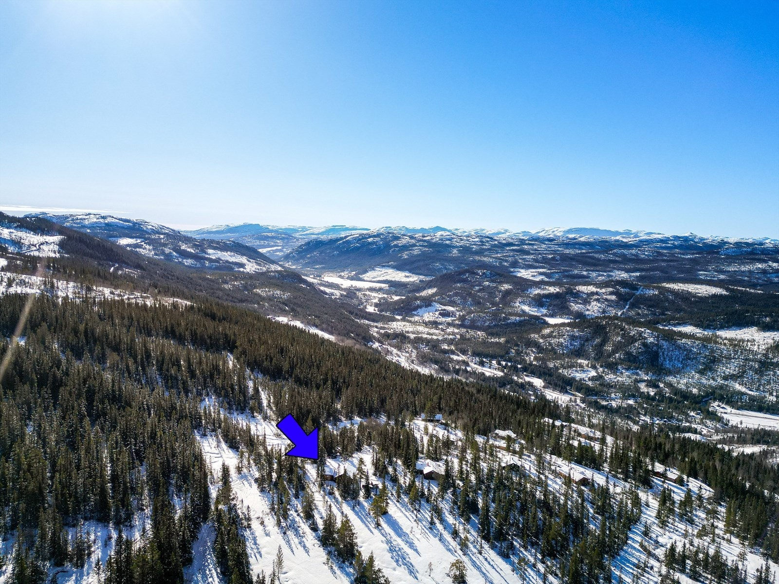 Det er for øvrig kort vei til Tuddal Høyfjellshotell og Gildehallen som kan tilby både inne- og utecafé med gode matretter, ølsmaking og ferske bakevarer. Ellers ligger Tuddal sentrum kun en kjøretur på ca. 10 minutter unna. Galleribilde
