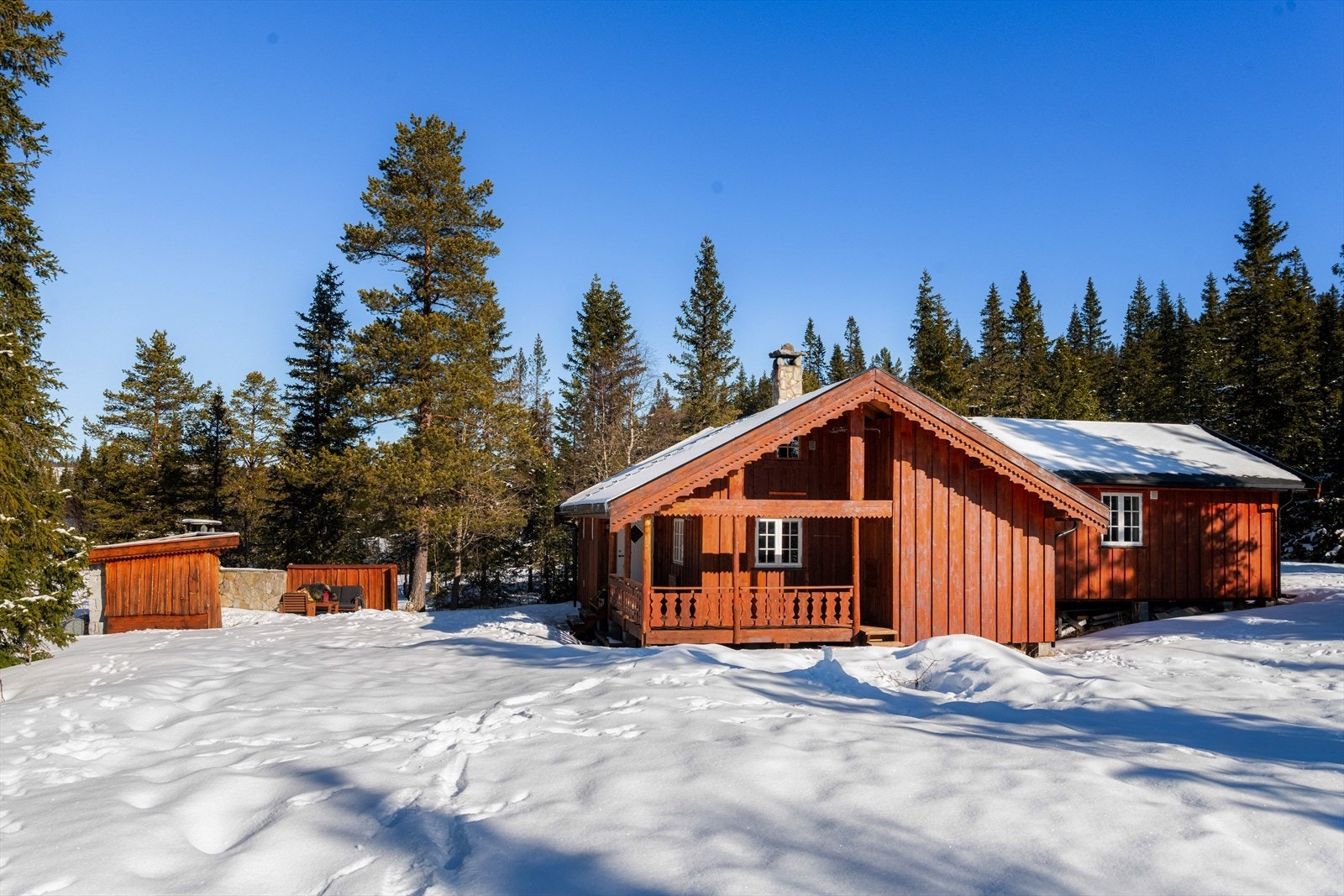 EiendomsMegler 1 v/Halvor Østerli presenterer Flugonvegen 358!
Koselig og lun hytte med nydelig beliggenhet ca. 749,1 m.o.h. omkranset av vakker natur. Galleribilde