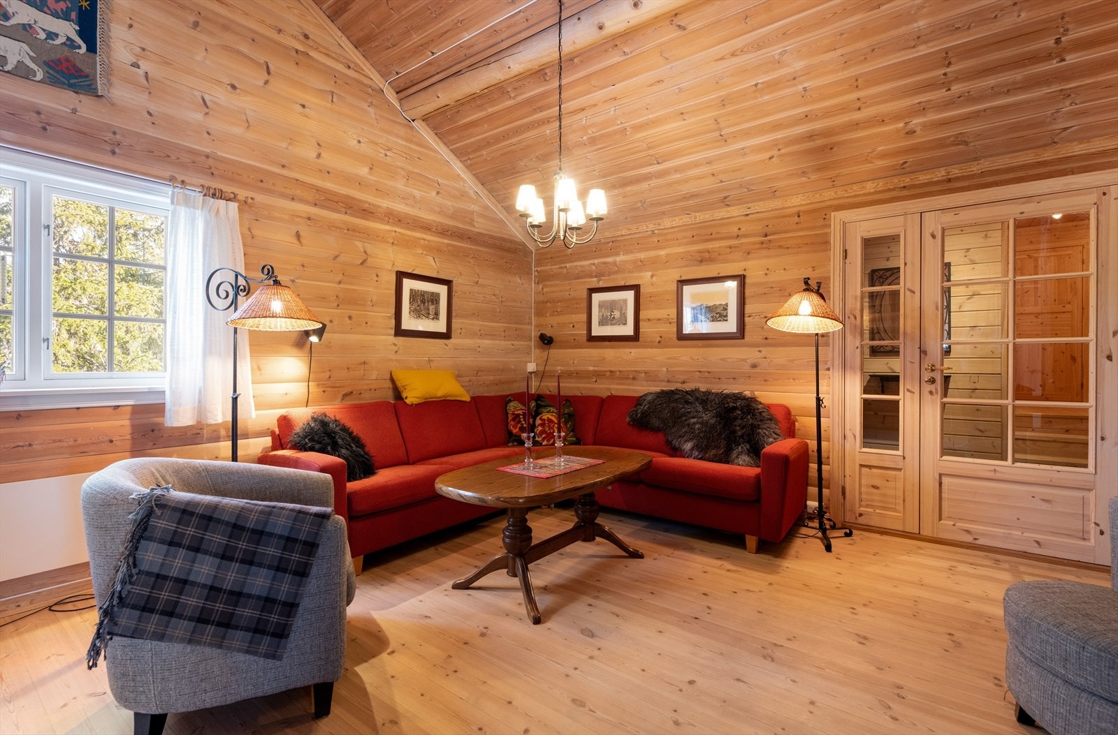 Hytta har fasiliteter som ring hytta varm fra Sicom. Det er lagt frostvakt i avløpsrør fra kjøkken til drenering som tilkobles stikkontakt i bod ved behov, rør med gråvann fra baderom/vaskerom ble lagt til ny drenering hvor avløp filtreres i et filter. Galleribilde