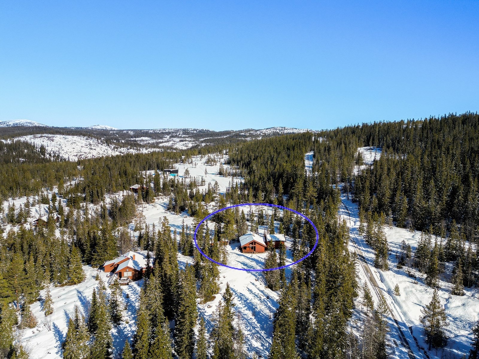 Fritidsboligen er oppført i 1991, og påbygget i ca. 2011. Hytta er svært velholdt hvor eier har foretatt påkostninger og oppgraderinger opp igjennom årene. Galleribilde