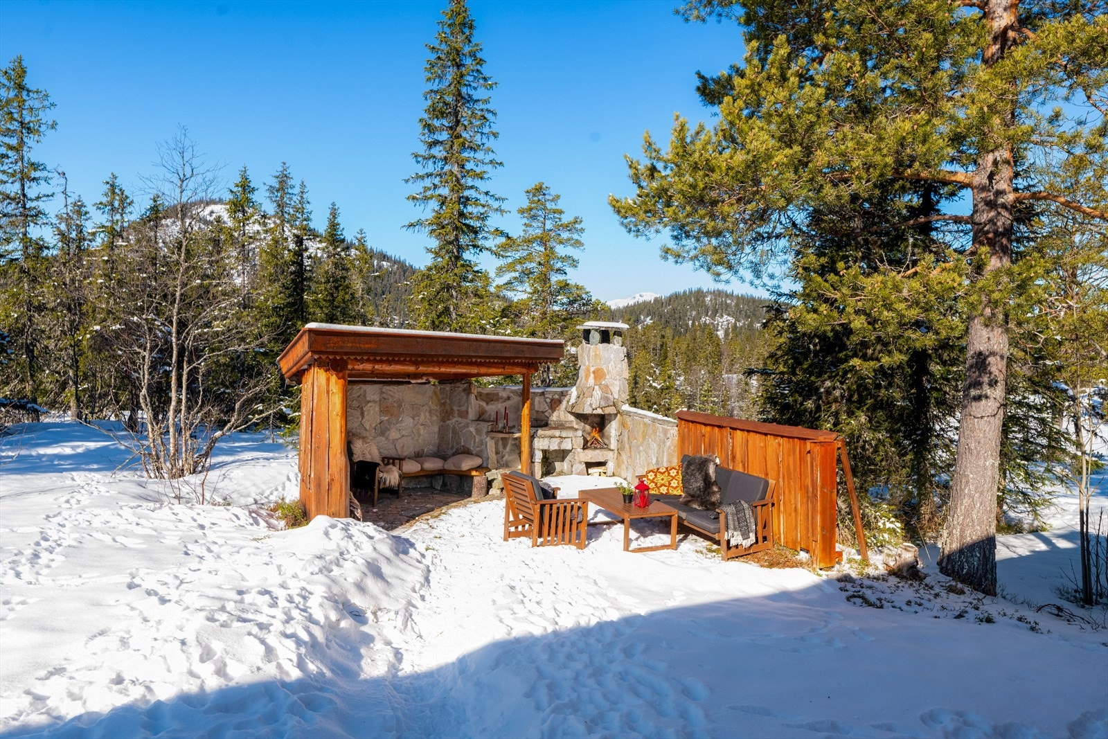 Området har gode snøforhold vinterstid hvor Tuddal byr på flere langrennsløyper og fine vinteraktiviteter. Sommerstid er det et eldorado av turmuligheter, med stier både i skog og mark og høyere opp i fjellterreng. Galleribilde