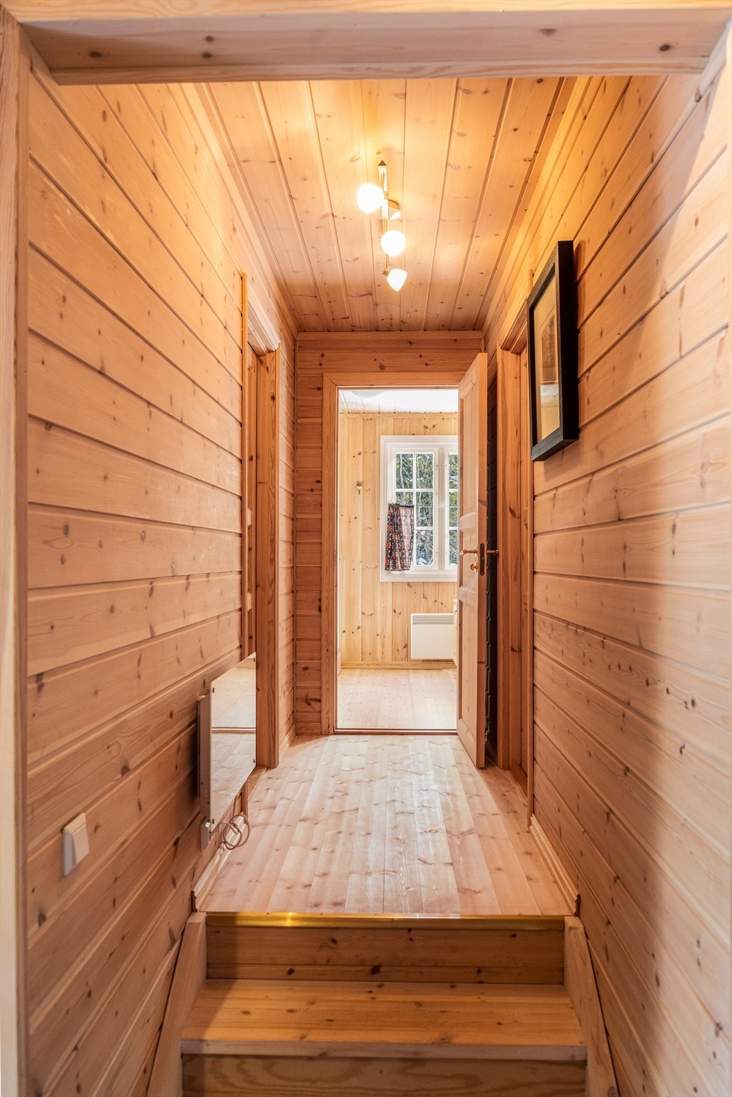 Fra entré er det tilkomst til tilbygget med soverom, baderom og toalettrom, som ligger et fint nivå opp fra hoveddelen via en liten trapp. Galleribilde