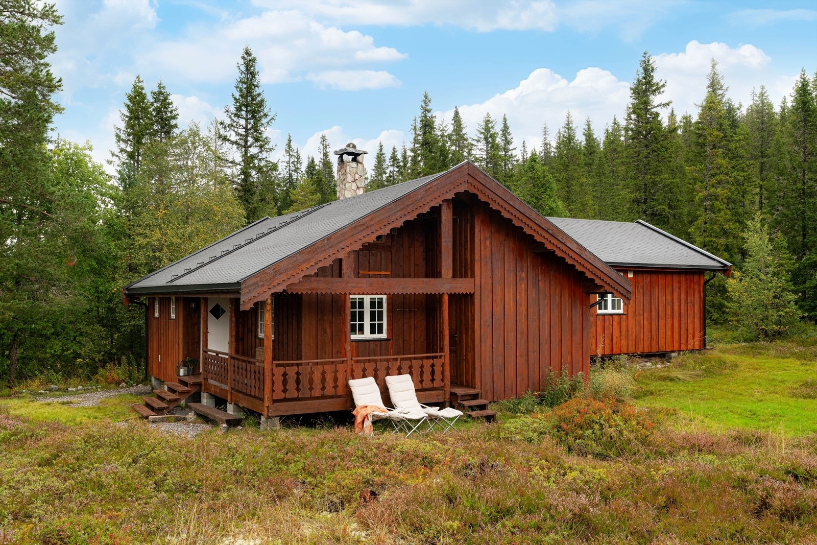 Hytta ligger høyt og fint til med en skjermet beliggenhet med lite innsyn og solfylte uteplasser! Galleribilde