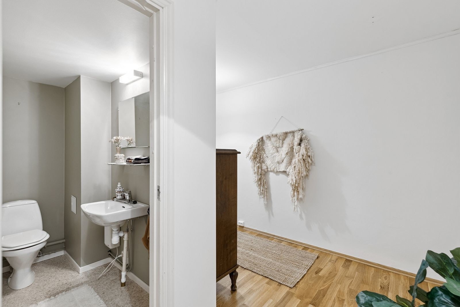 Gjestetoalett ved inngangen Galleribilde