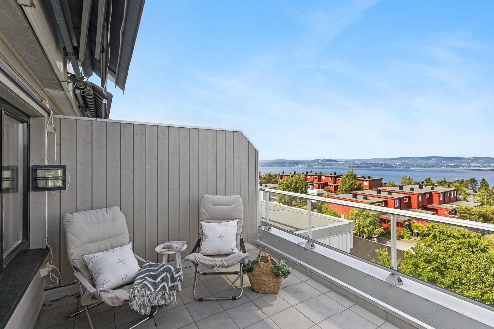 Usjenert og nydelig beliggenhet med bare to minutter å gå til buss og nærbutikk Galleribilde