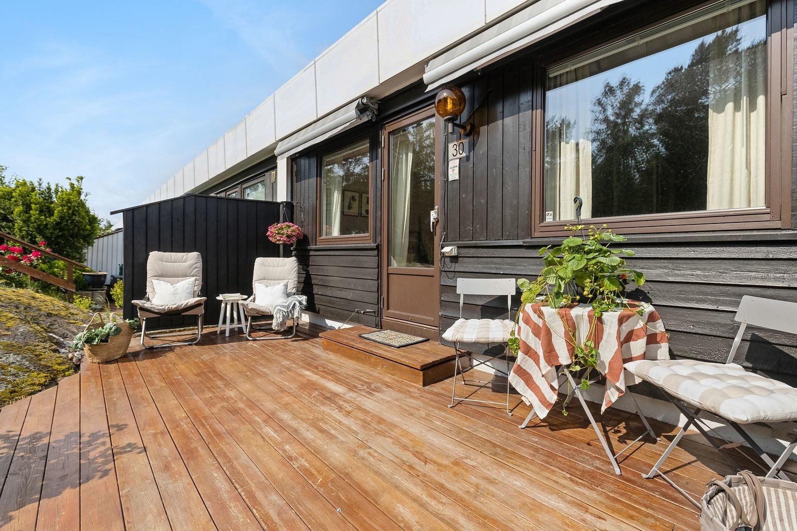 Nydelig platting og uteplass med morgen- og formiddagssol. Galleribilde