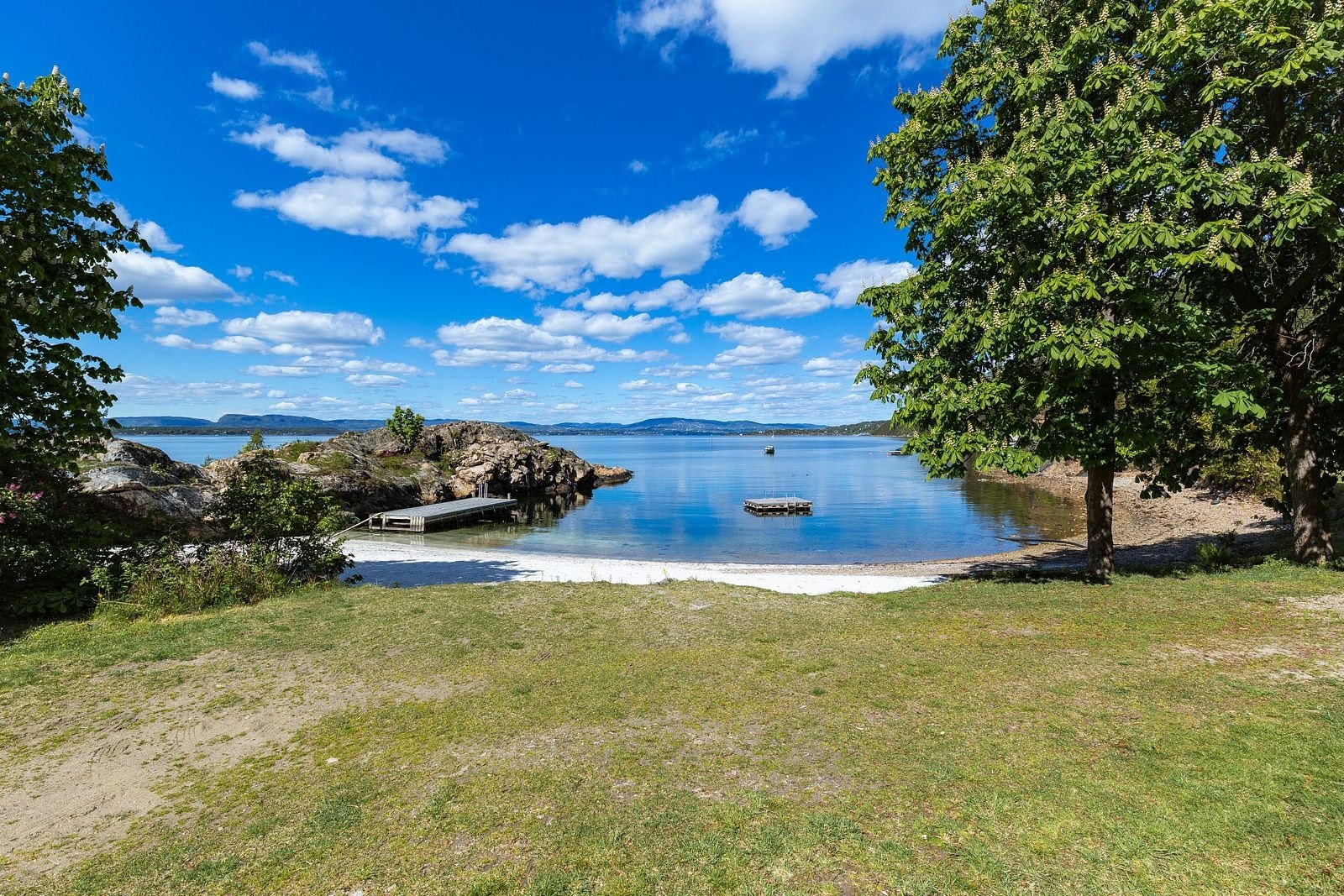 Vakre Alværn badestrand. Velforeningen har badstu om vinteren, så hvorfor ikke bade hele året? Galleribilde