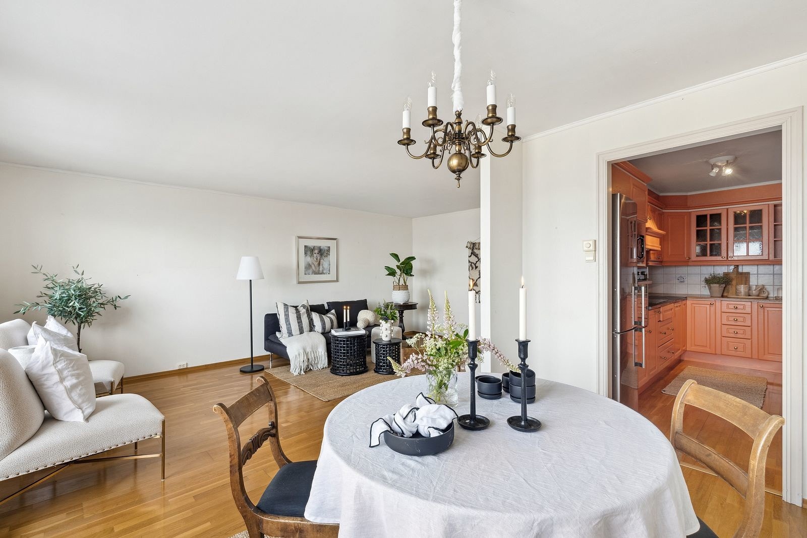 Romslig stue med både spisestue og dagligstue. Galleribilde