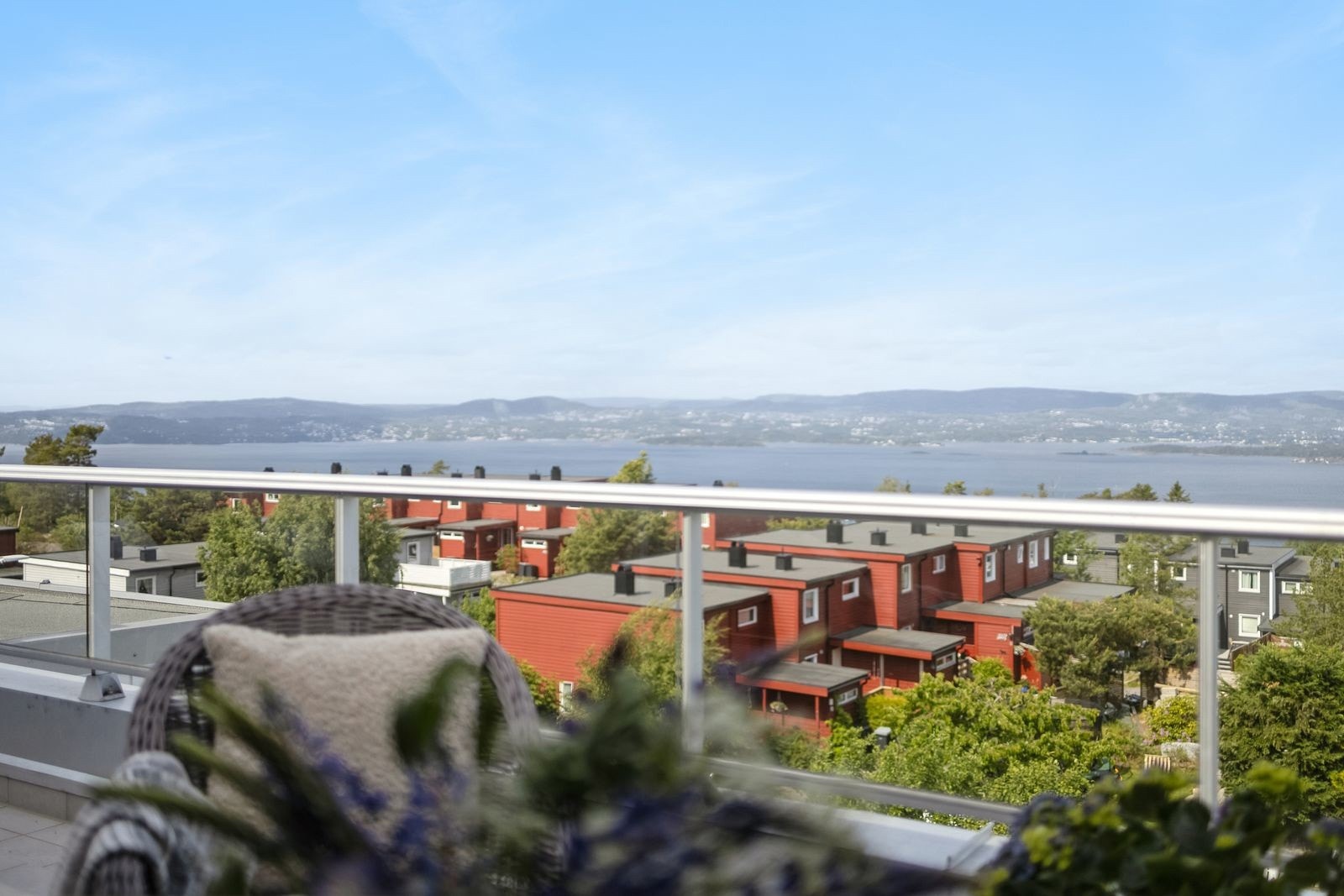 Den store terrassen har glassrekkverk som lar utsikten komme til sin rett. Galleribilde