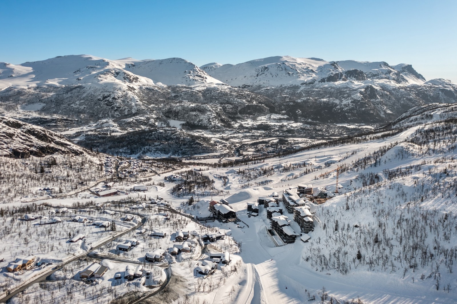 Leiligheten ligger midt i Hemsedal skisenter, omringet av preparerte løyper for både langrenn og alpint. Galleribilde