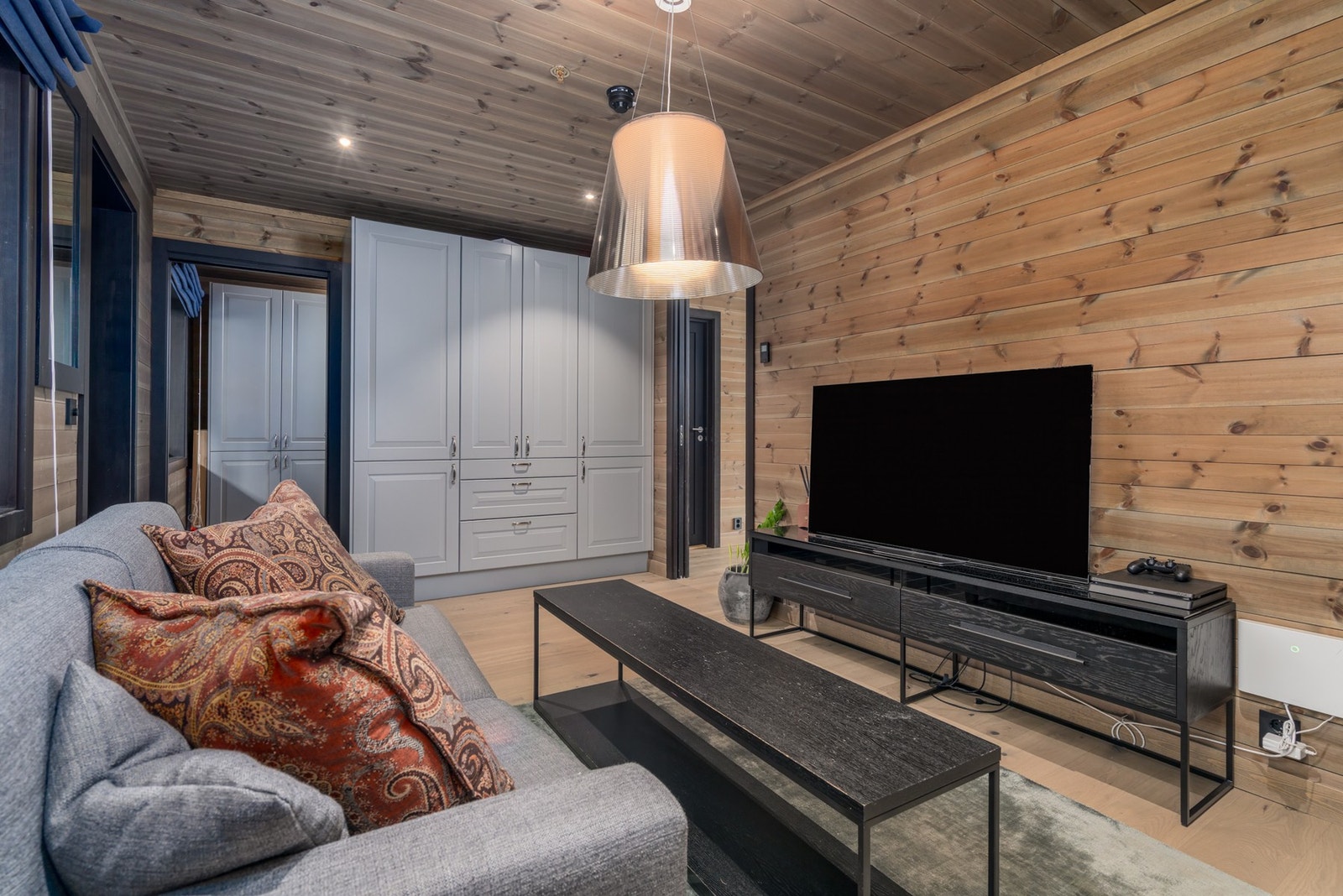 Det er plassbygd skapet i entreen Galleribilde