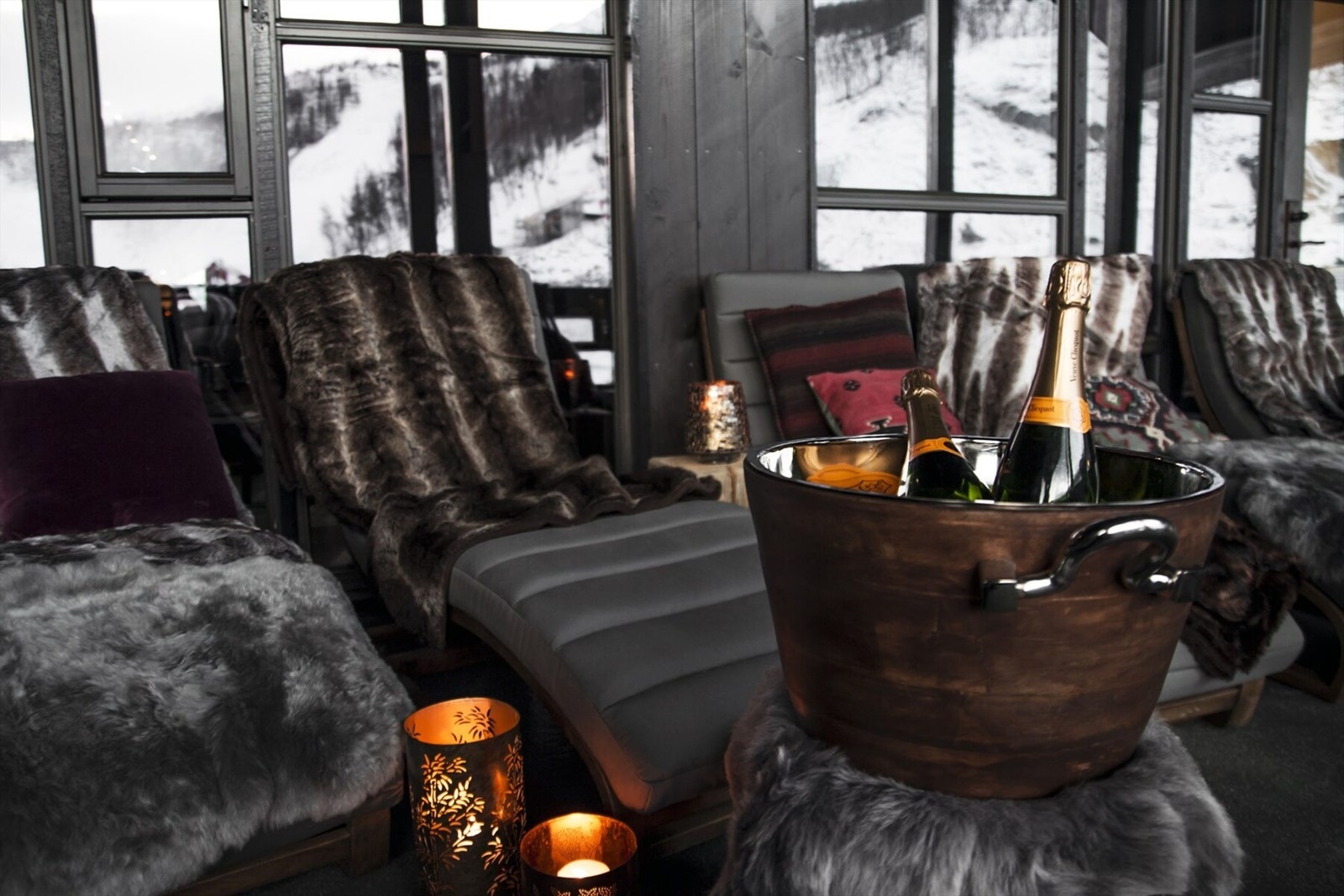 Hovedbygget på Skigaarden har tre spisesteder og en medlemsklubb. Kortreiste smaksopplevelser og spesielle vinopplevelser fra Skigaardens egne vinkjeller på 500 kvm Galleribilde