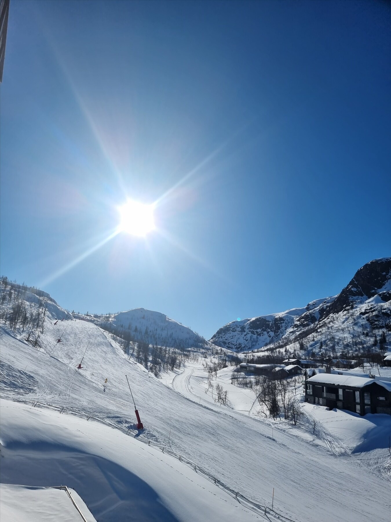 Perfekt terrasse med flott utsikt og sol, ideell for afterski i påsken. Galleribilde