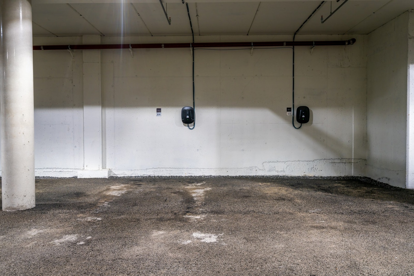 Parkeringsplass med el-bil lader. Galleribilde