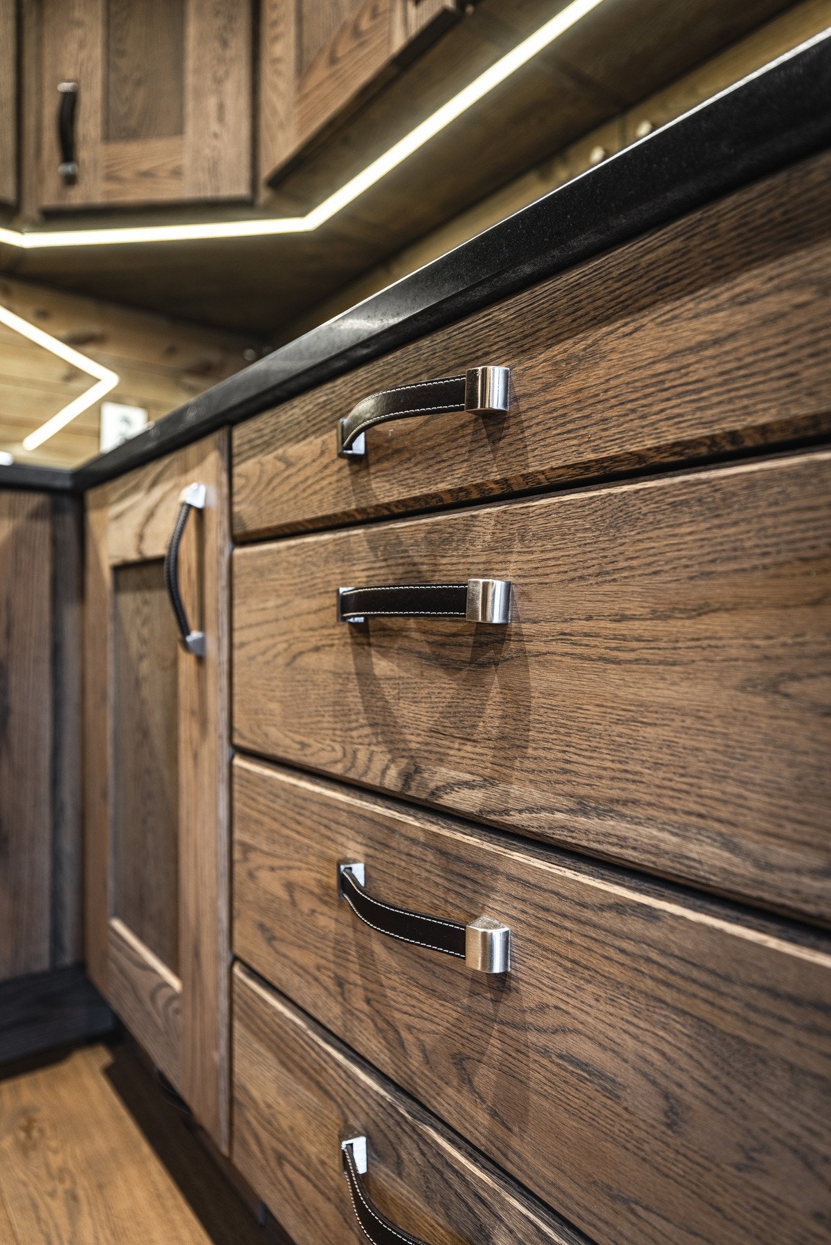 Plassbygget kjøkken i heltre fra Hemsedal møbler. Galleribilde