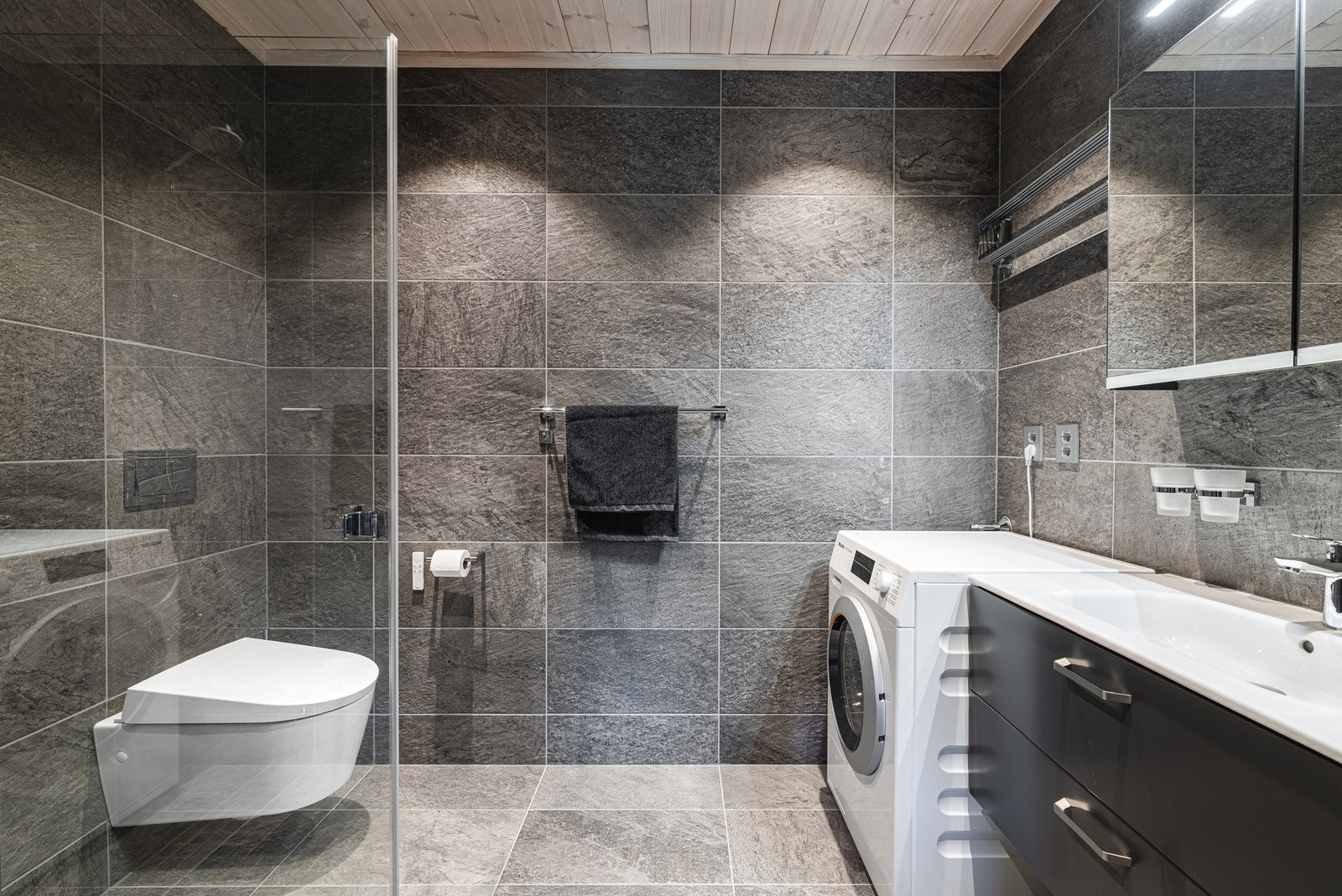 Bad med Geberit spyletoalett tilknyttet master soverom Galleribilde