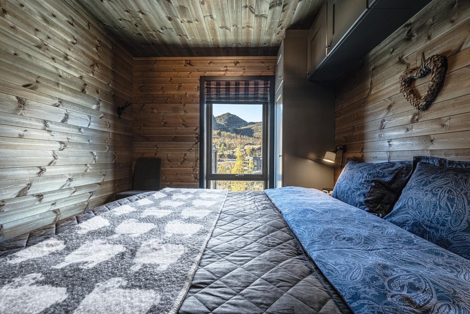Soverommet har flott utsikt mot Røggjin. Galleribilde