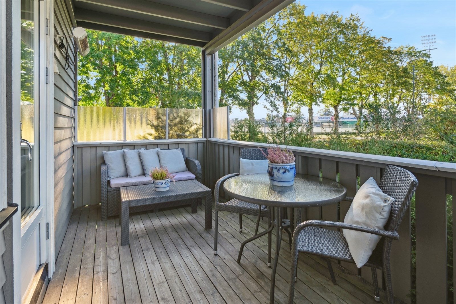 Verandaen har god plass til en koselig sittegruppe og et lite spisebord. Et perfekt sted for hyggelige måltider. Galleribilde