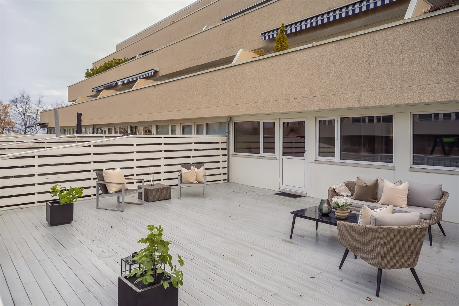 Markterrassen ligger vestvendt, og er utvidet fra opprinnelig standard. Den nyter en størrelse på hele 54 kvm. Galleribilde