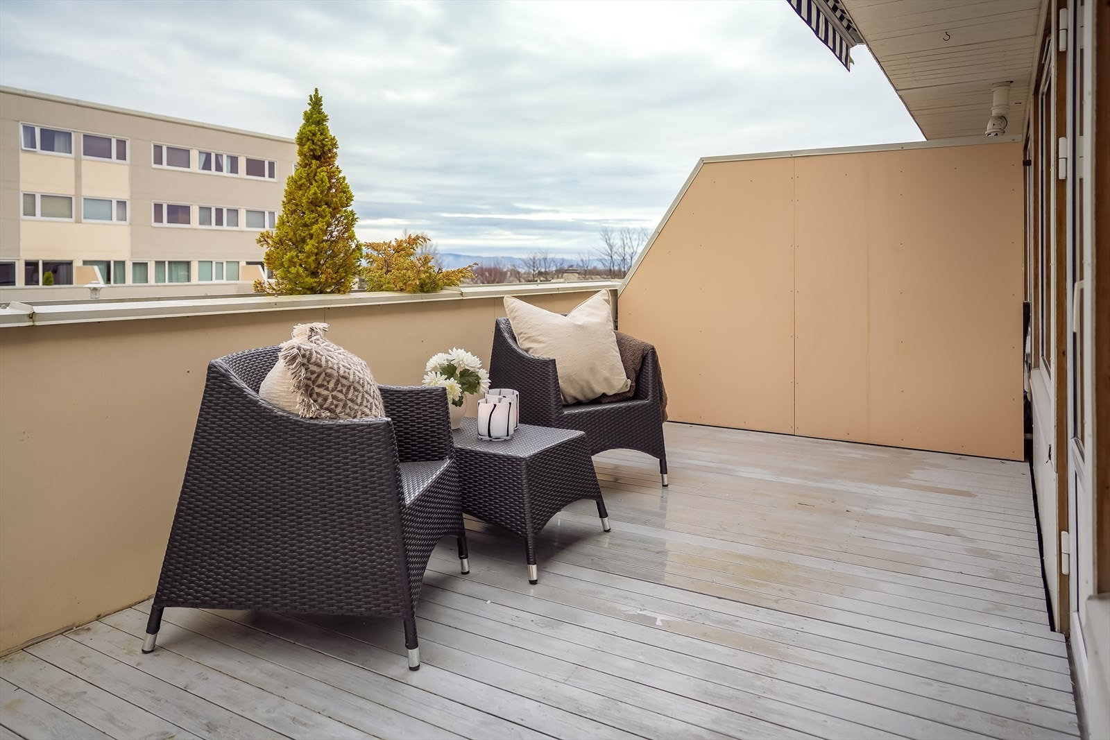 Her sitter man forholdsvis usjenert, da det er frodige og store grøntområder som omkranser området. Terrasse ligger vestvendt, slik at man har flotte solforhold, sommerstid. Galleribilde