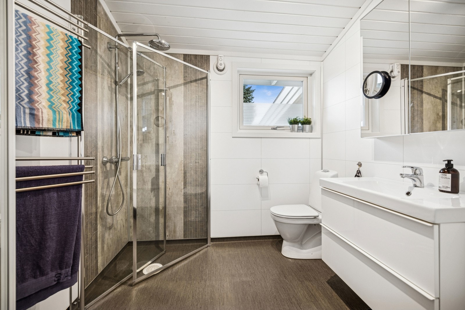 Badet i boligen har et pent og delikat preg med lyse overflater. Galleribilde