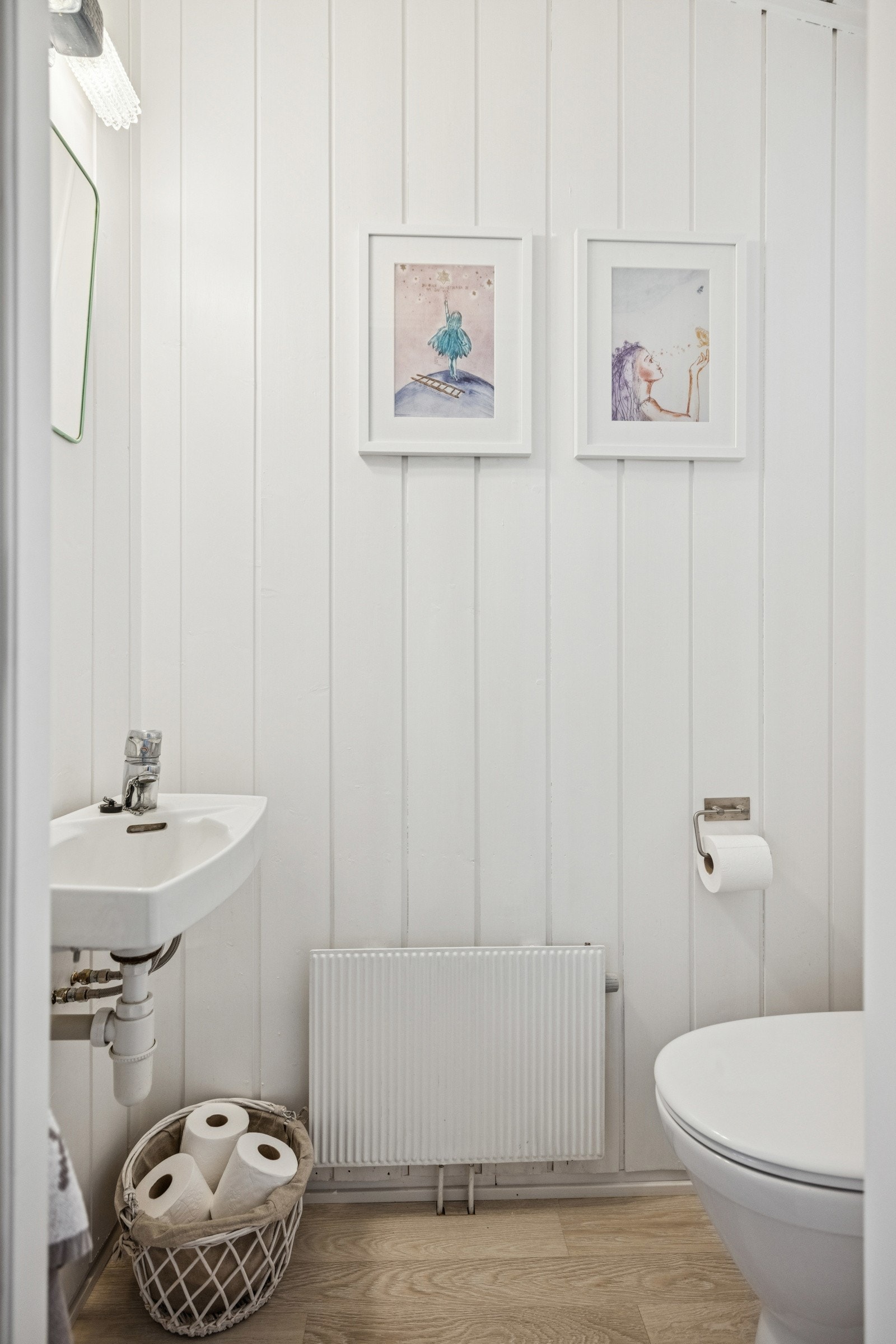 I tillegg til badet er det separat toalettrom med adkomst fra stue før trappen ned til yttergang. Galleribilde