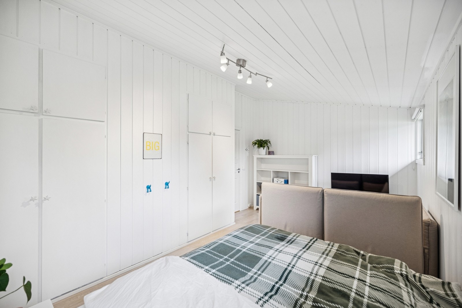 Soverom 2 er perfekt som barne/ungdomsrom eller som egen tv-stue Galleribilde