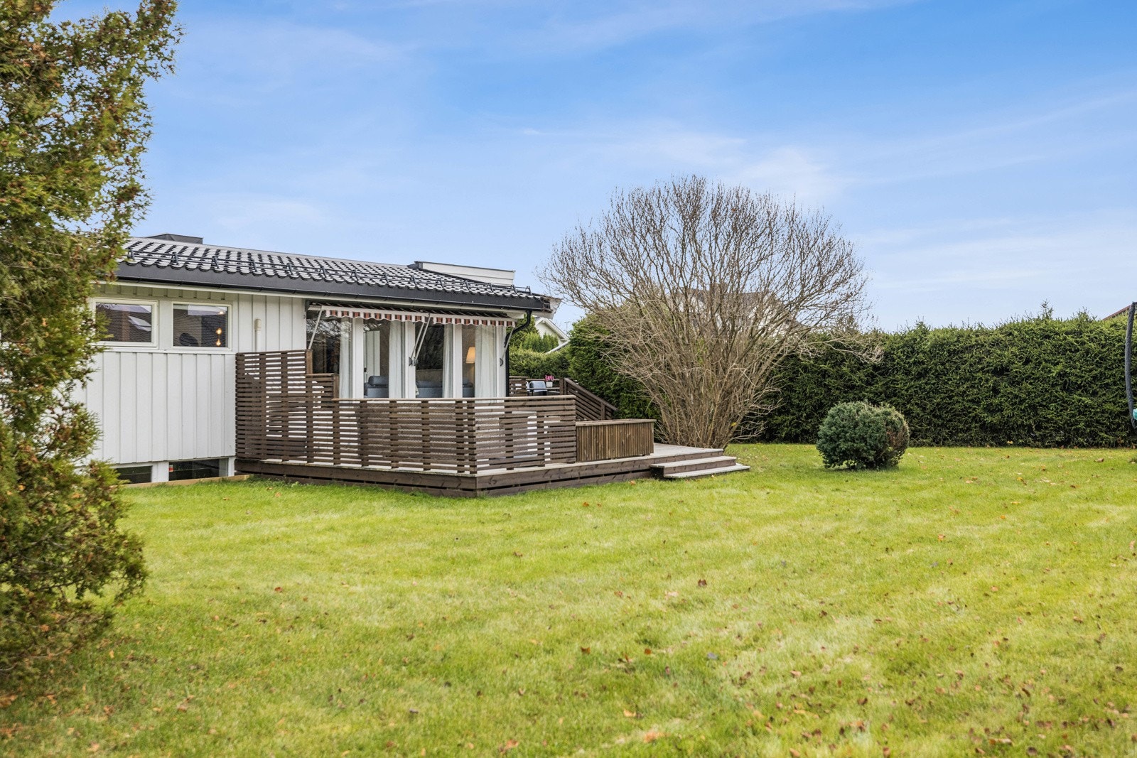 Hagen har god plass til både utelek og lekeapparat for de yngste Galleribilde