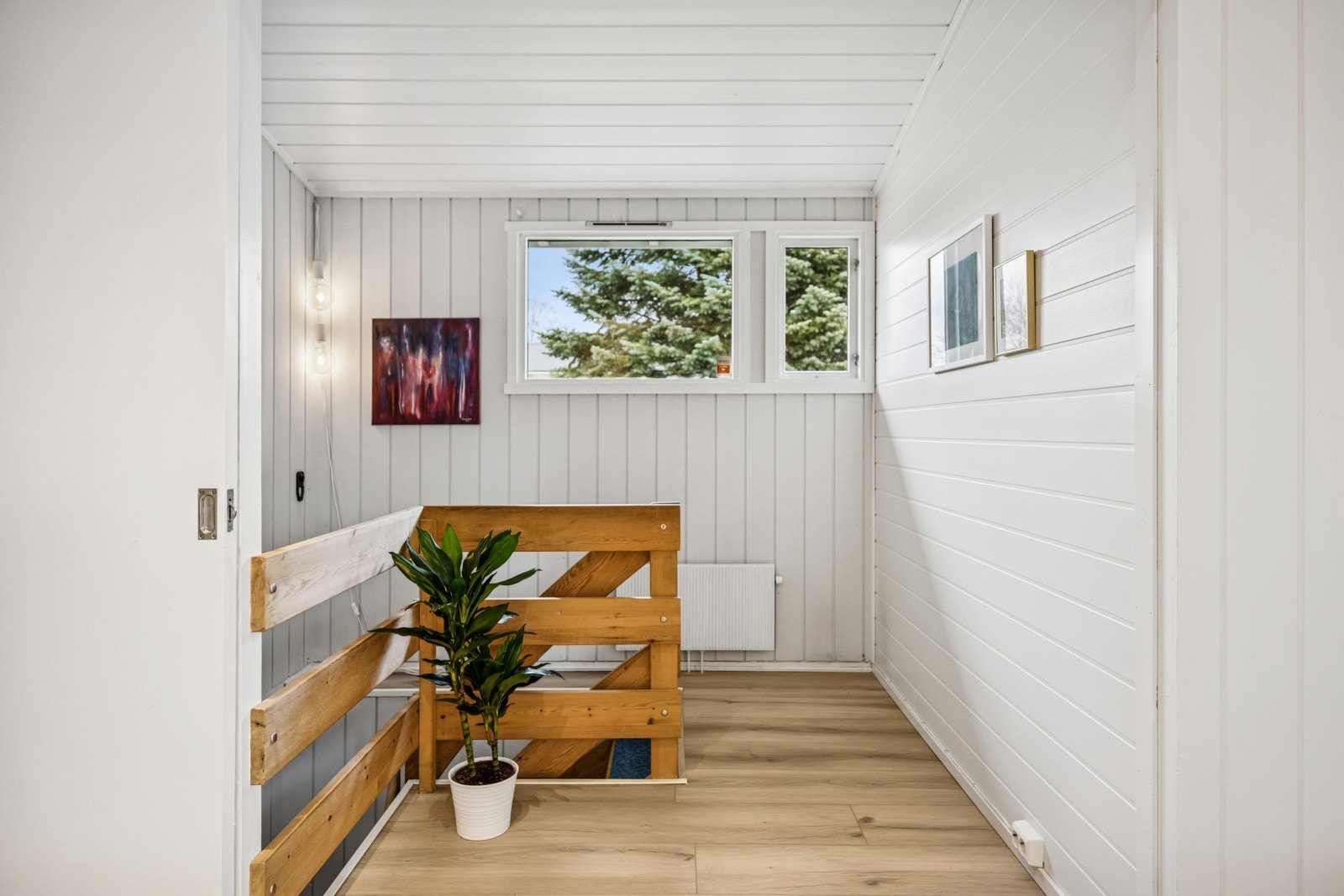 Det er skyvedør foran trapperom til kjeller Galleribilde