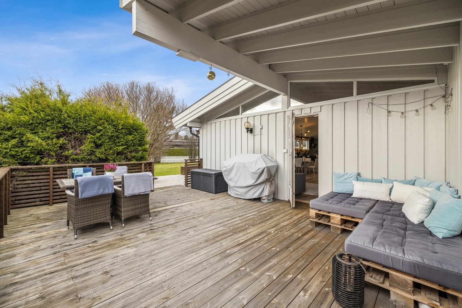 Utenfor stuen er det en stor terrasse mot sør og vest med god plass for flere sittegrupper både lunt og luftig Galleribilde