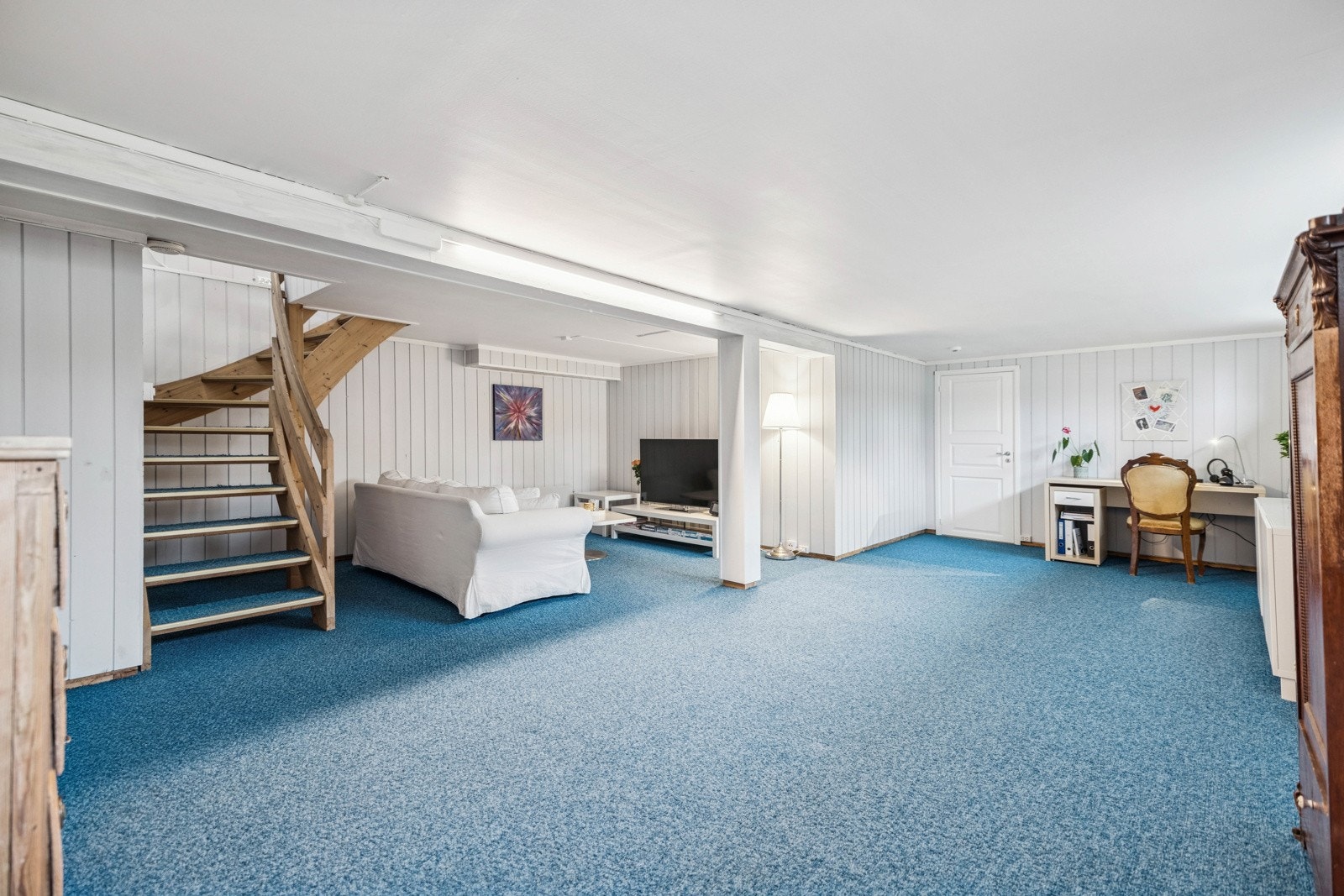 I kjelleretasjen er det også en stor kjellerstue - perfekt for deg med barn og unge som ønsker eget tilholdsted i huset. Med skyvedør oppe i gangen får du ikke mye støy herfra. Galleribilde