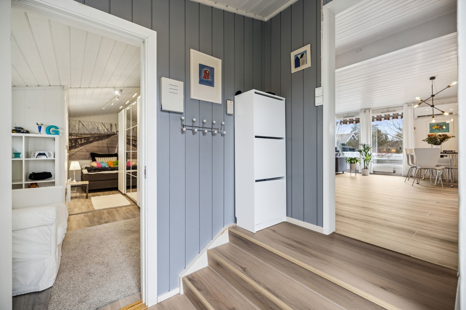 Du ønskes velkommen inn i en fin gang med garderobeløsning og halvtrapp opp til stue/kjøkken. Fra gang er det adkomst til ett av boligens soverom. Galleribilde