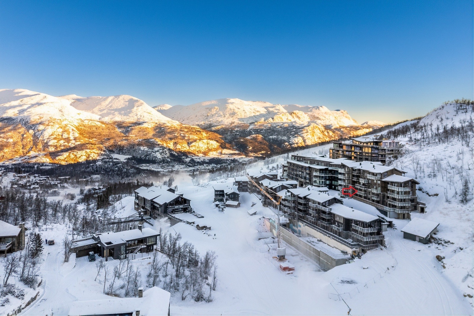 Leiligheten har svært bra intern beliggenhet med flott utsikt - midt i skieldoradoet. Galleribilde