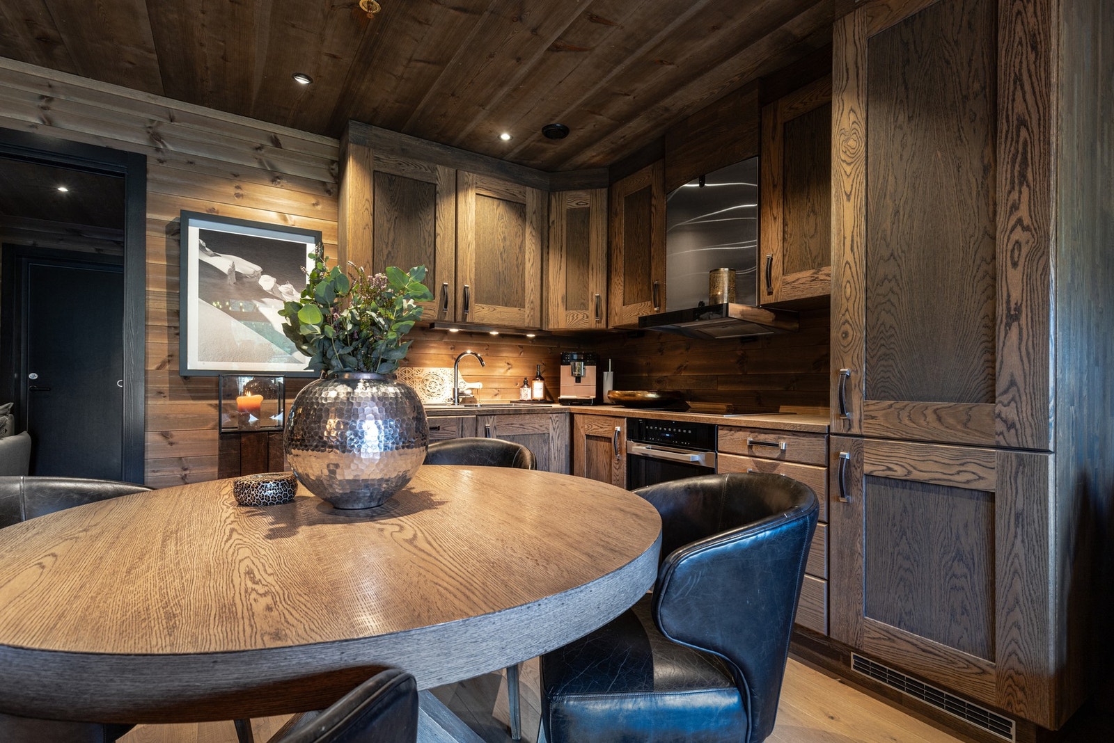 Kjøkkenet er tidløst og er laget av Hemsedal møbler, i tradisjonell og kvalitetsrik utførelse. Galleribilde