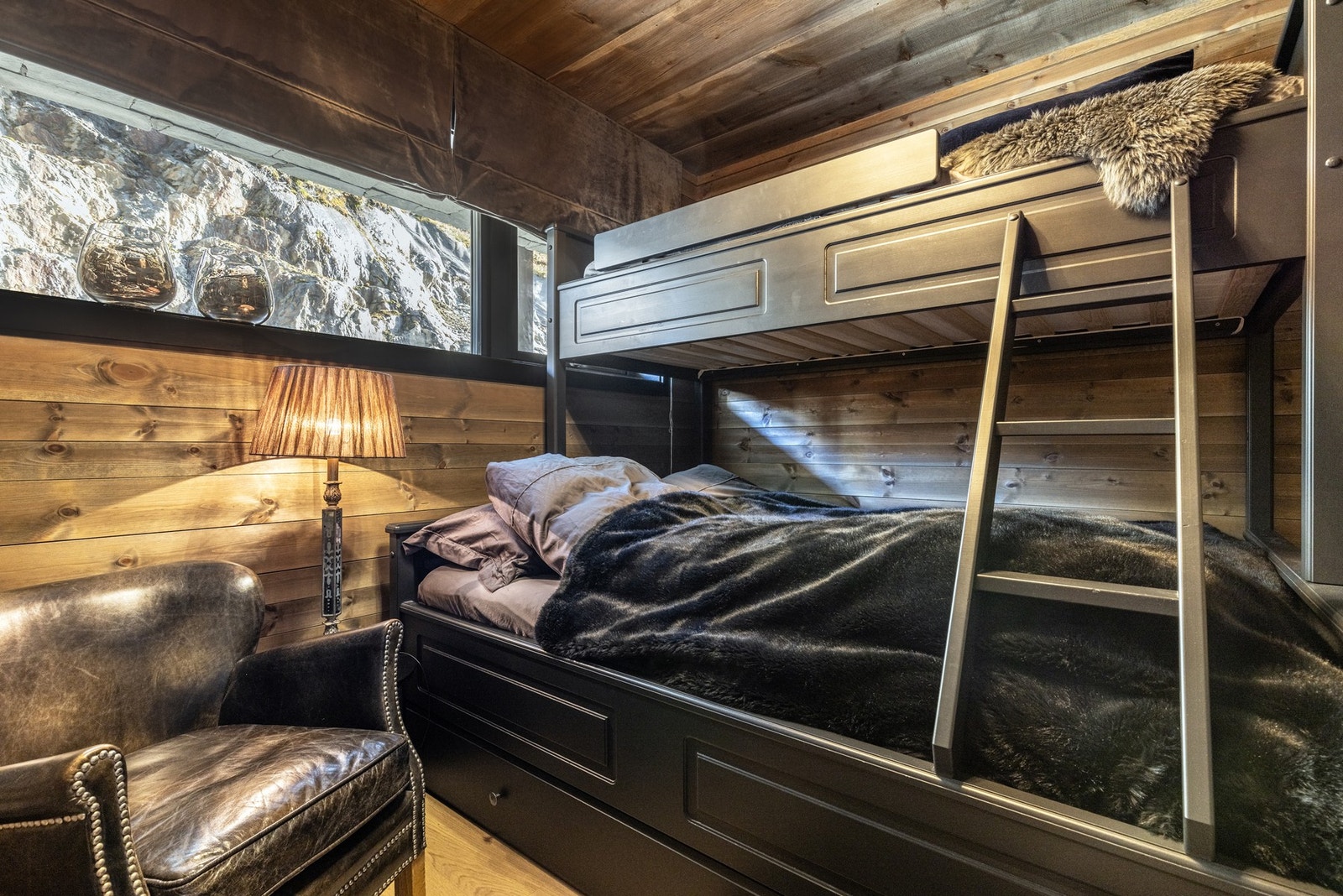 Soverom nr 2 er innredet med plassbygget familiekøyeseng. Galleribilde