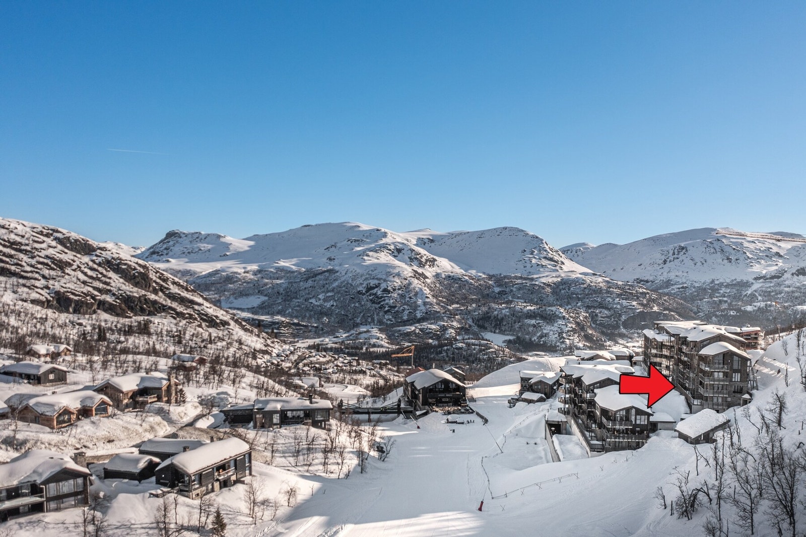 Leiligheten er en innholdsrik 3-roms med 2 soverom, 2 bad, 2 stuer og terrasse samt stor varm bod. Galleribilde
