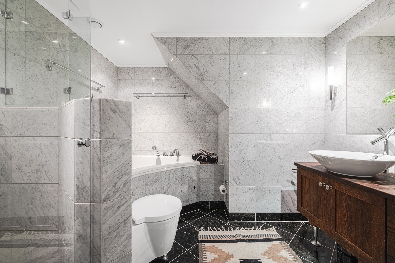 Stilrent baderom med dusjnisje og boblekar. Galleribilde