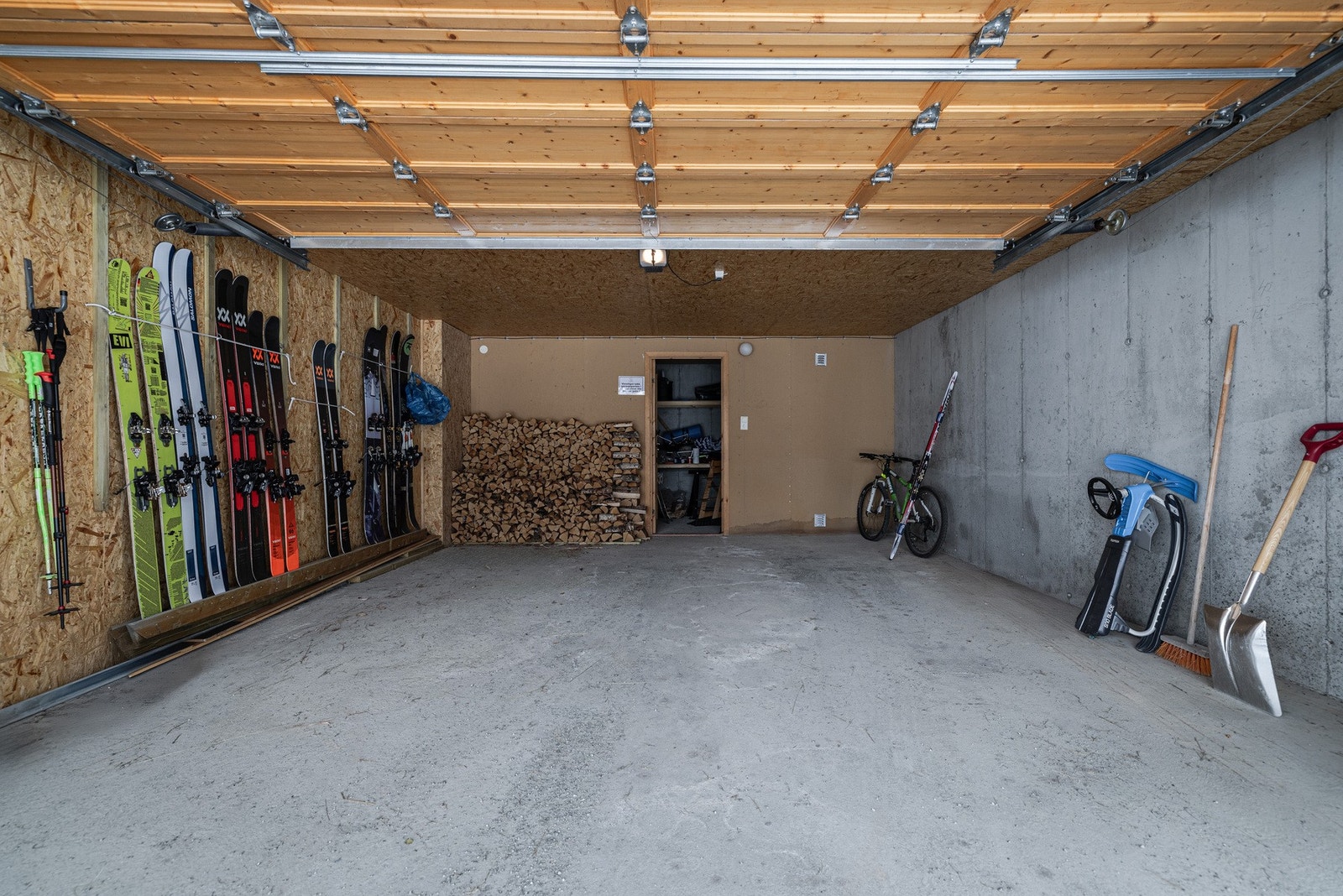 Egen dobblegarasje med sportsbod innenfor. Galleribilde