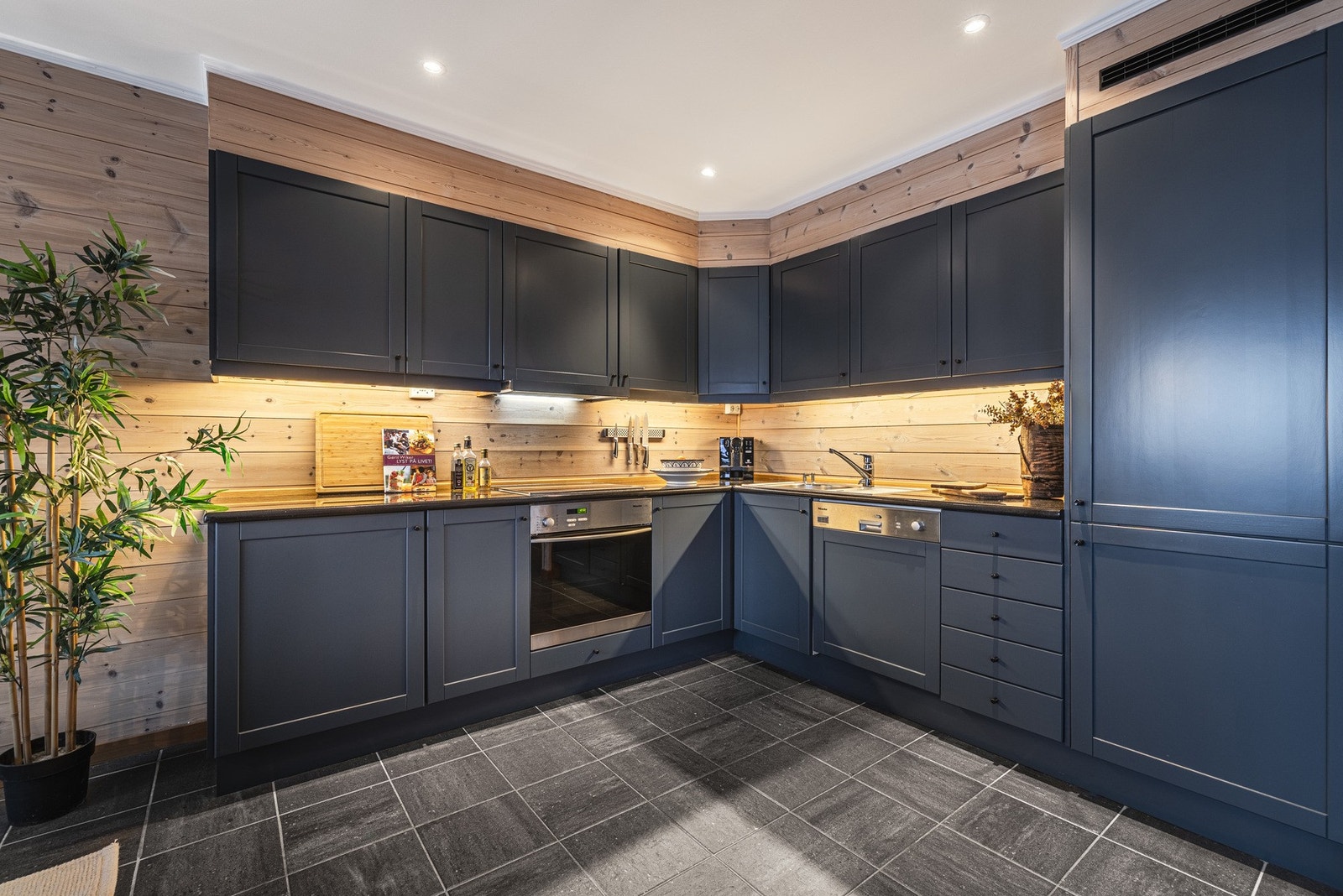 Stilrent kjøkken i tidsriktig fargetone. Galleribilde