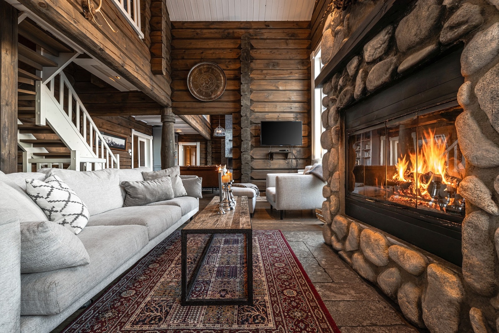 Stuen har 2 flotte peiser. Galleribilde