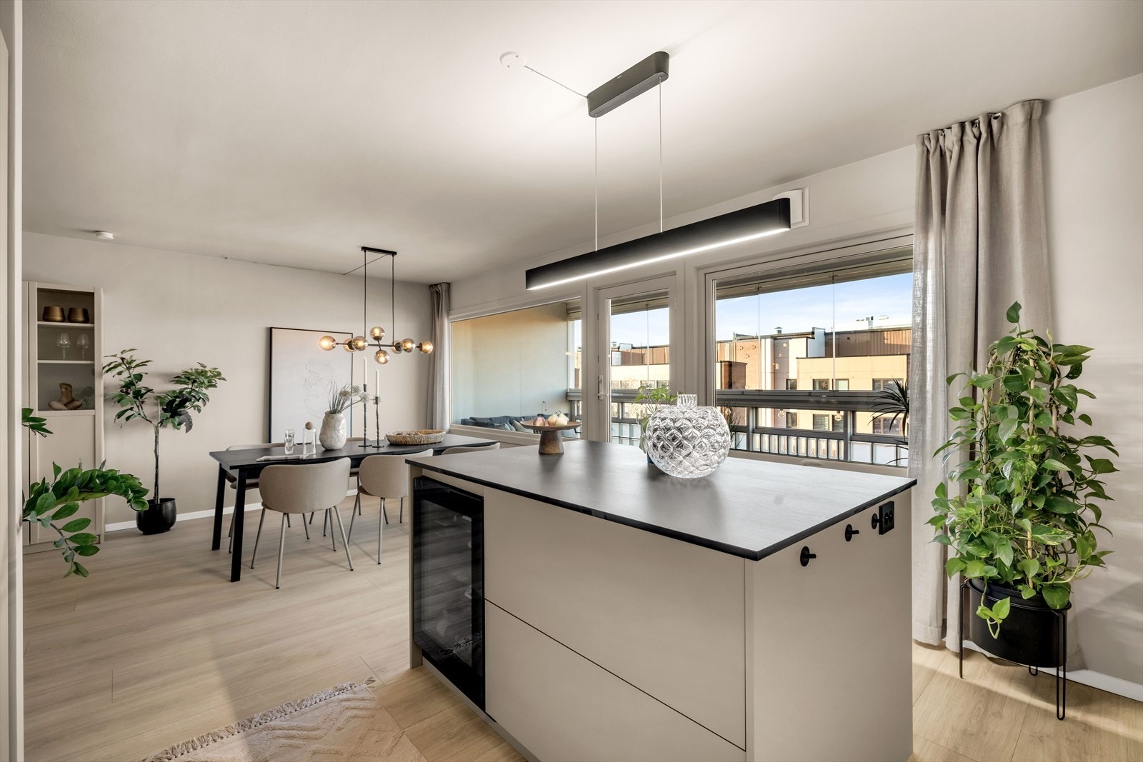 Kjøkkenet har rikelig med skapplass i både skuffer og overskap og godt benkplass til matlagingen. Galleribilde